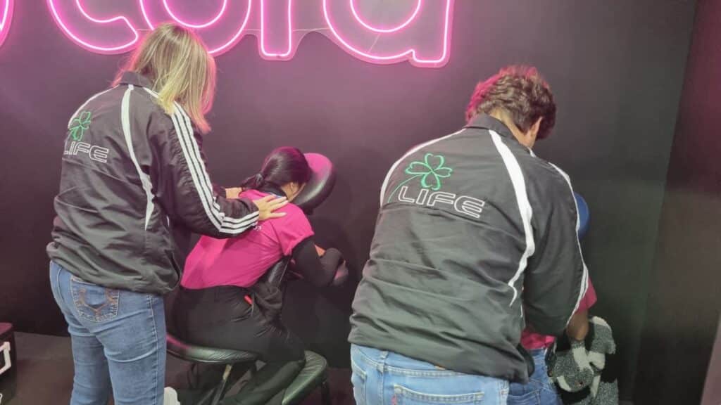 Evento de Quick Massage realizada em parceria com o Banco Digital Cora em evento de contabilidade