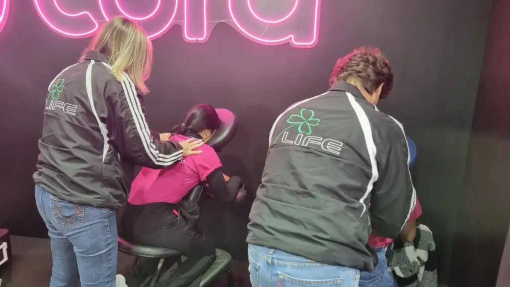 Evento de Quick Massage realizada em parceria com o Banco Digital Cora em evento de contabilidade