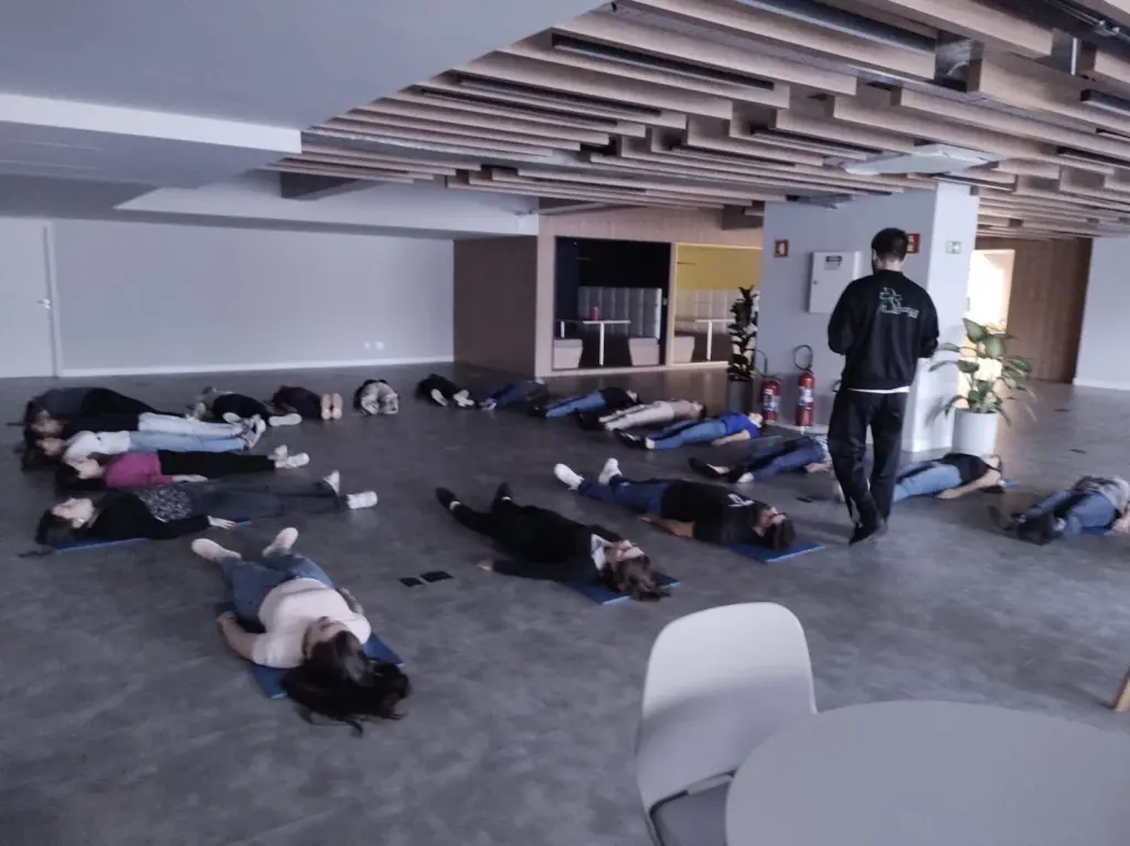 Aula de Meditação Guiada na empresa Veloce Logística
